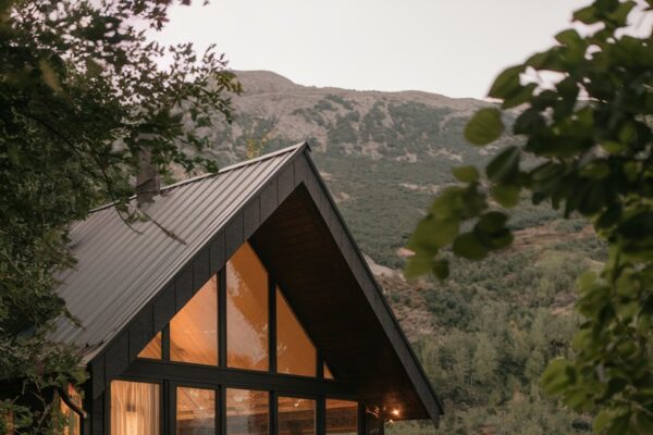 Picture of 18 Modern Lake House Exterior Inspirations: A Look at Contemporary ...