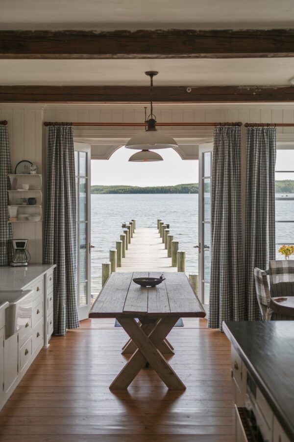 17 Lake House Kitchen Inspirations: Designs That Bring the Outdoors In ...